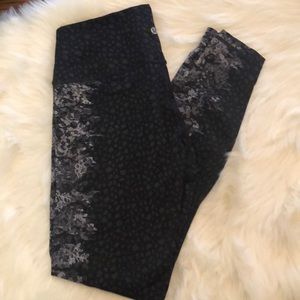 Lululemon Wunder Unders lace detail size 10